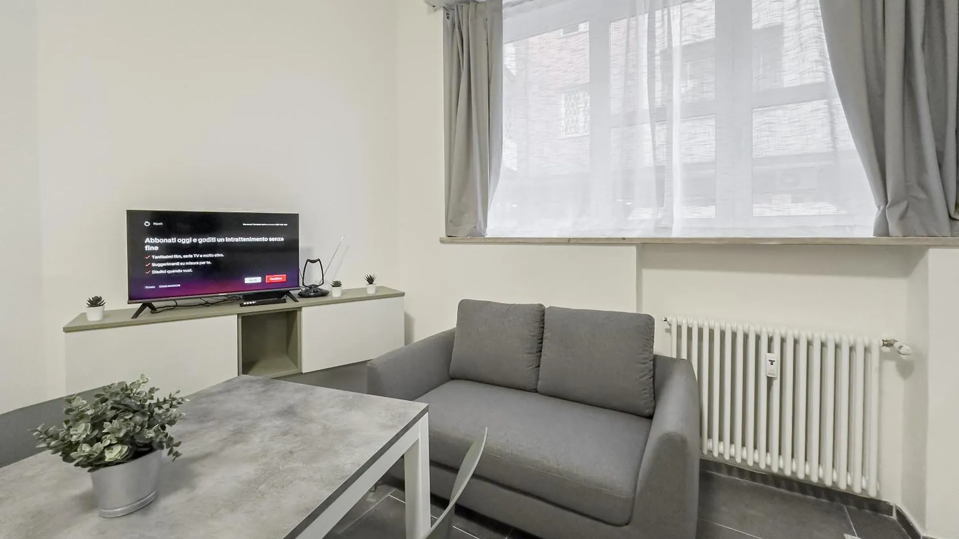 Realkasa Leopardi Studio Bologna Italy